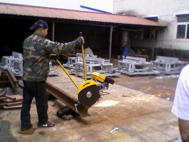 點(diǎn)擊查看詳細(xì)信息<br>標(biāo)題：內(nèi)燃鋸軌機(jī)工作照 閱讀次數(shù)：11600