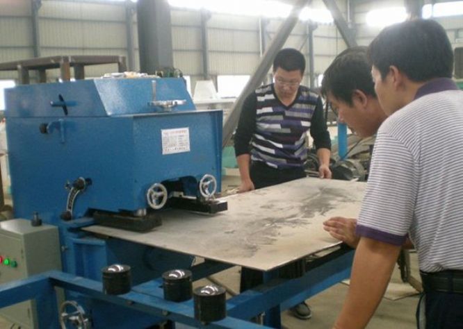 點(diǎn)擊查看詳細(xì)信息<br>標(biāo)題：固定式平板坡口機(jī)工作照 閱讀次數(shù)：11031